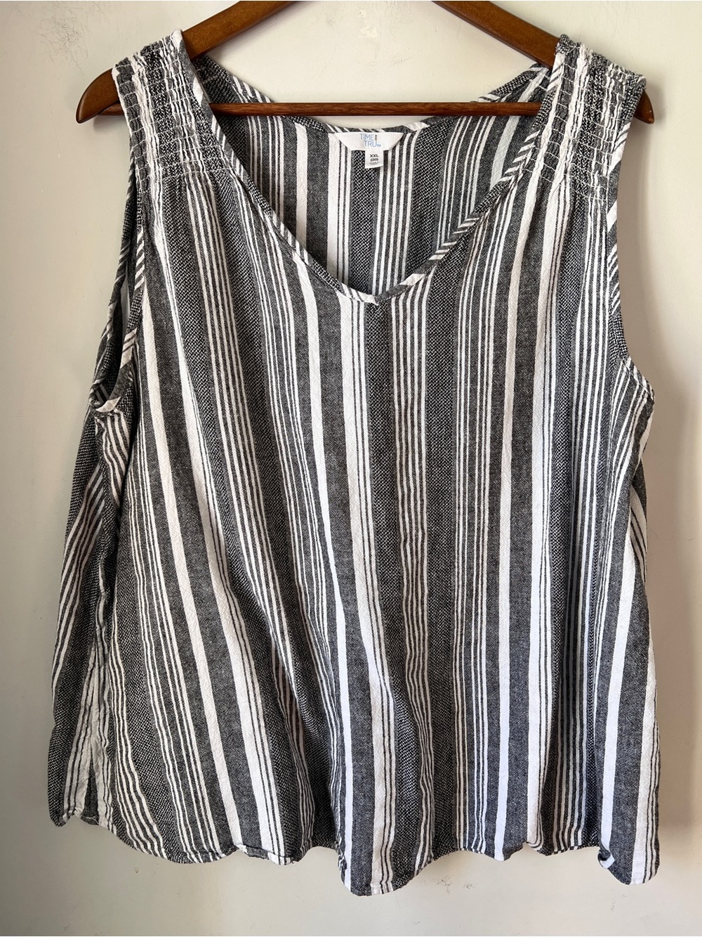 Time and Tru Black & White Striped V-Neck Tank Top Linen Blend